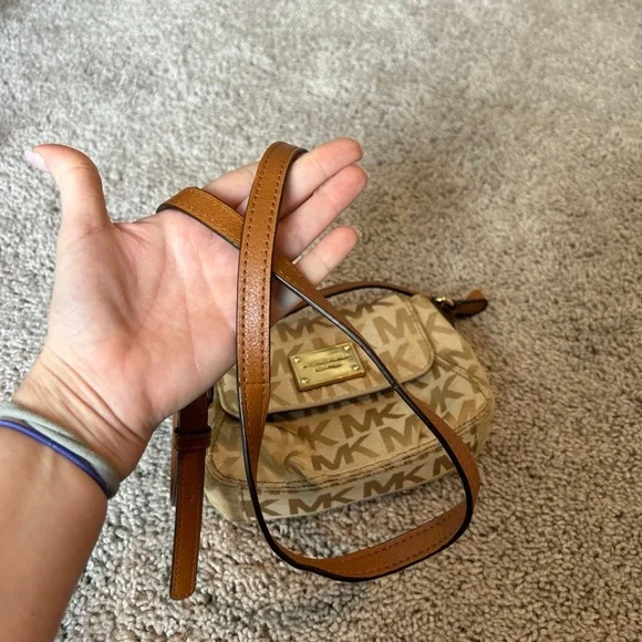 SOLD!! Micheal Kors MK Crossbody Purse 👜 - Picture 7 of 7